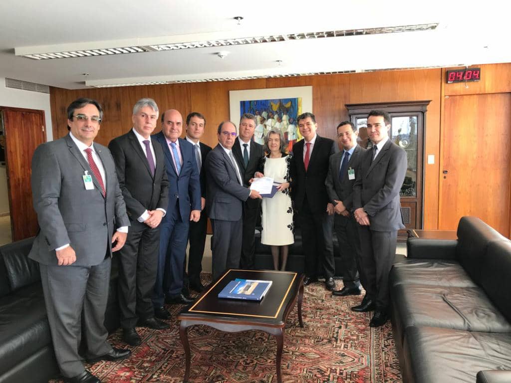 Lideranças do Ministério Público brasileiro durante entrega do documento em Brasília