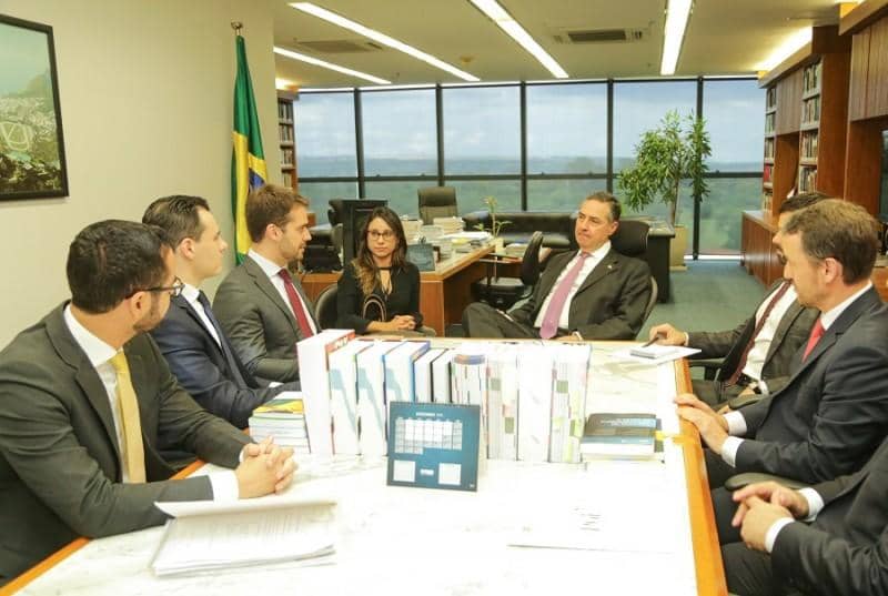 Dallazen durante reunião com o ministro Luís Roberto Barroso (Foto: Gustavo Mansur Palácio Piratini)
