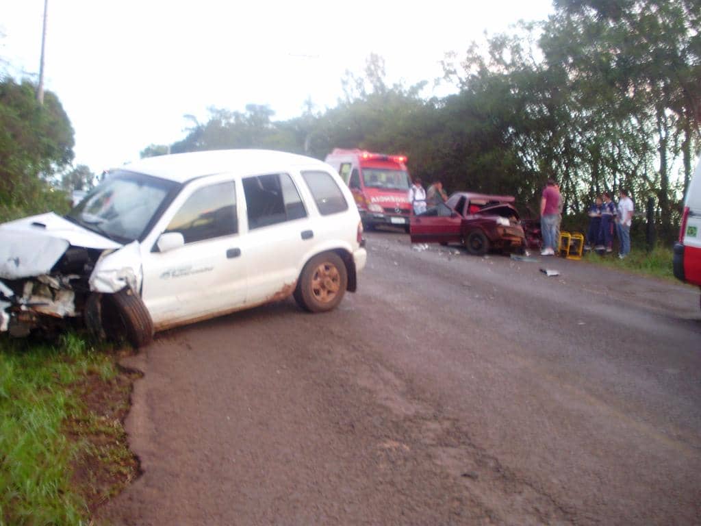 Automóveis ficaram destruídos após colisão que matou duas pessoas