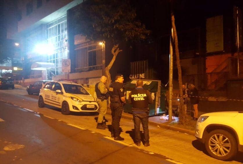 Corpo foi encontrado em contêineres no centro da cidade (Foto: Edgar Vaz/Rádio Caxias)