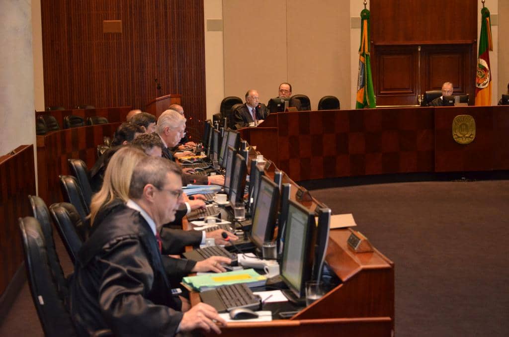 Na sessão, o Desembargador Eduardo Uhlein, em primeiro plano, relatou uma das ADI propostas pelo MP