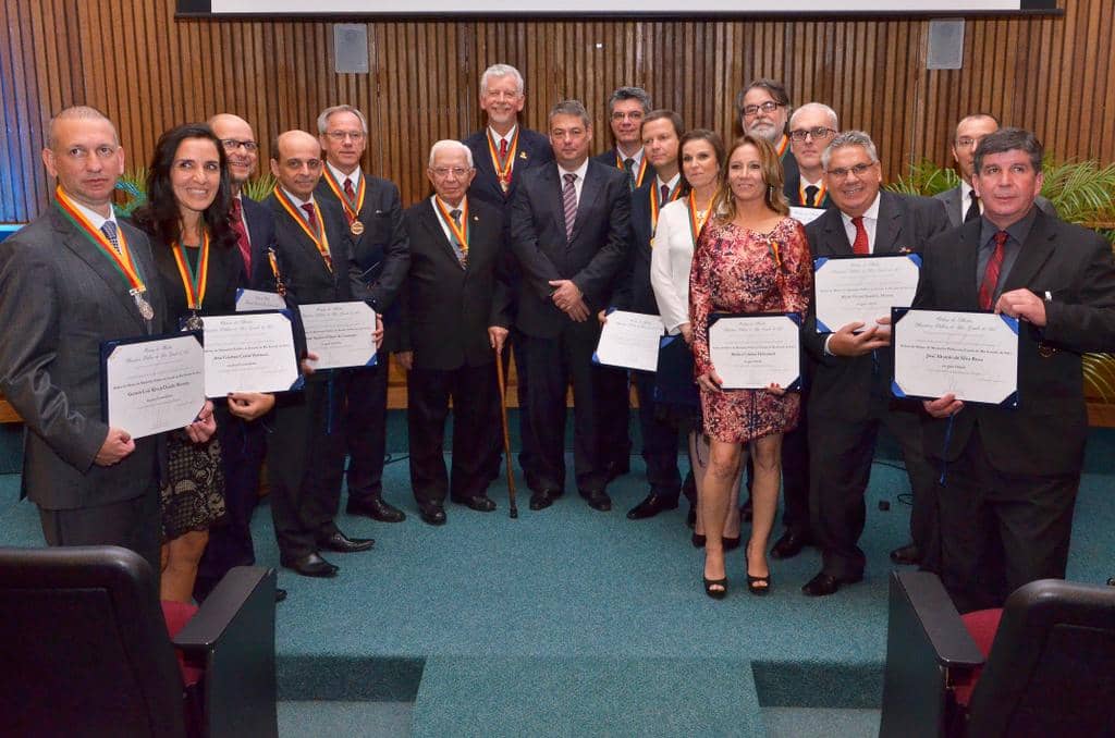 Foto oficial dos homenageados com a Ordem do Mérito