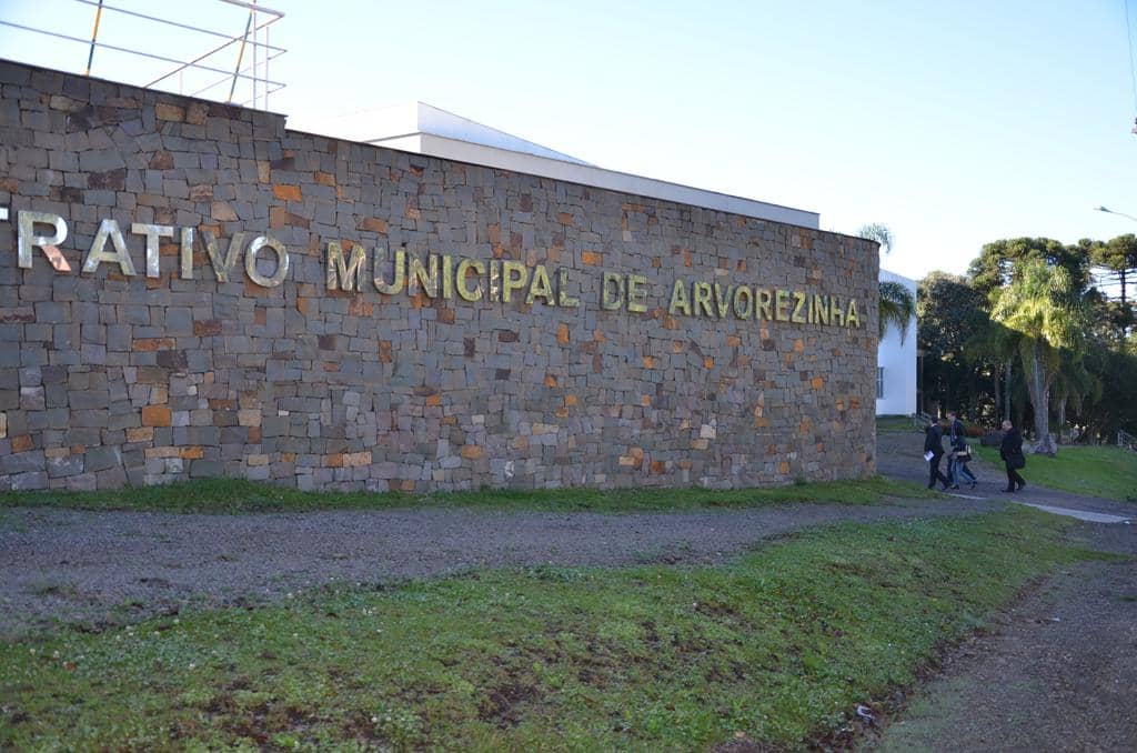 Promotores Rodrigo Zilio e Eduardo Corsini com agentes do Gaeco durante ação na Prefeitura