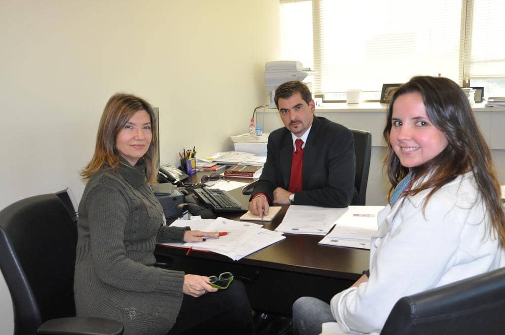 Coordenador do Cao Criminal, promotor David Medina, com Marília Menezes e Letícia Moraes