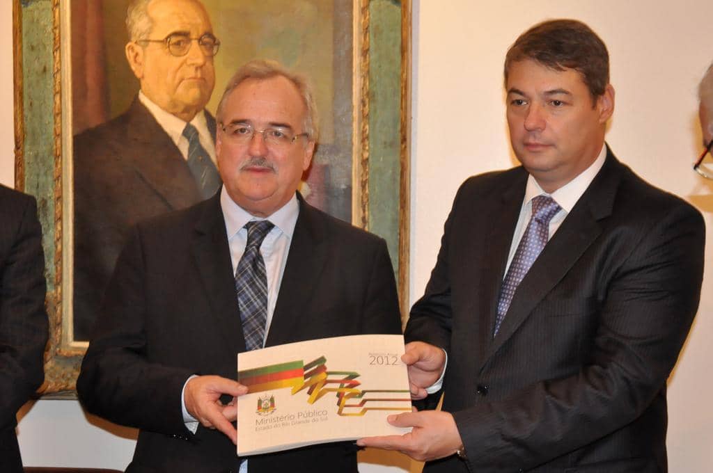 Presidente da AL, Pedro Westphalen, recebeu das mãos do PGJ cópia do Relatório Anual