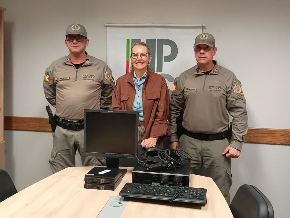 São Lourenço do Sul: MPRS doa equipamentos de informática e mobiliário para Brigada Militar e Prefeitura