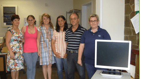 Cíntia Foster de Almeida, à direita, durante a entrega de computador na sexta-feira