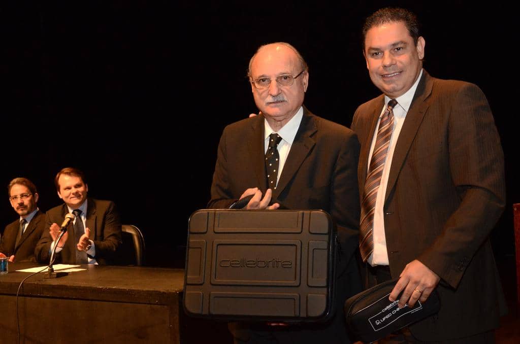 Vantuir Jacini recebeu doação do MP pelas mãos de Marcelo Dornelles