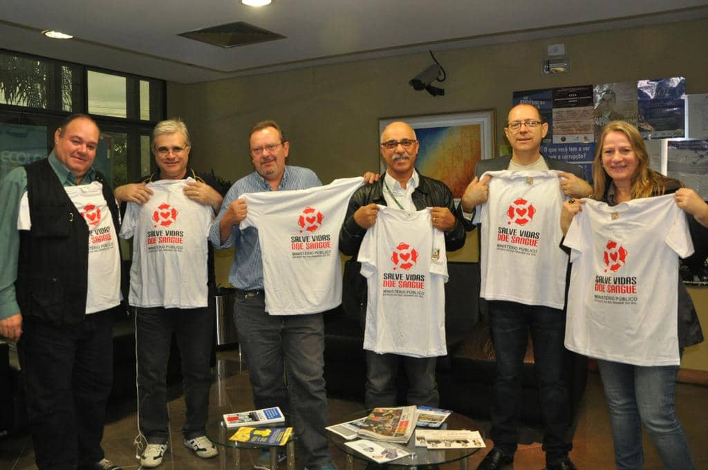 Mauro Souza (da D para E) e servidores participaram da doação