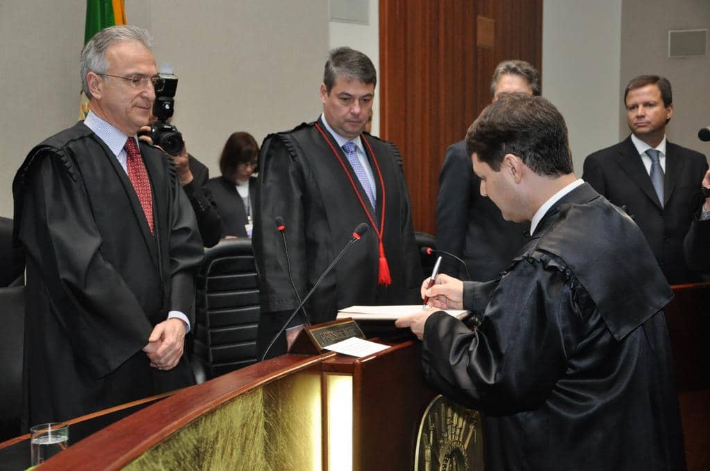 Weingartner Neto assina o termo de posse