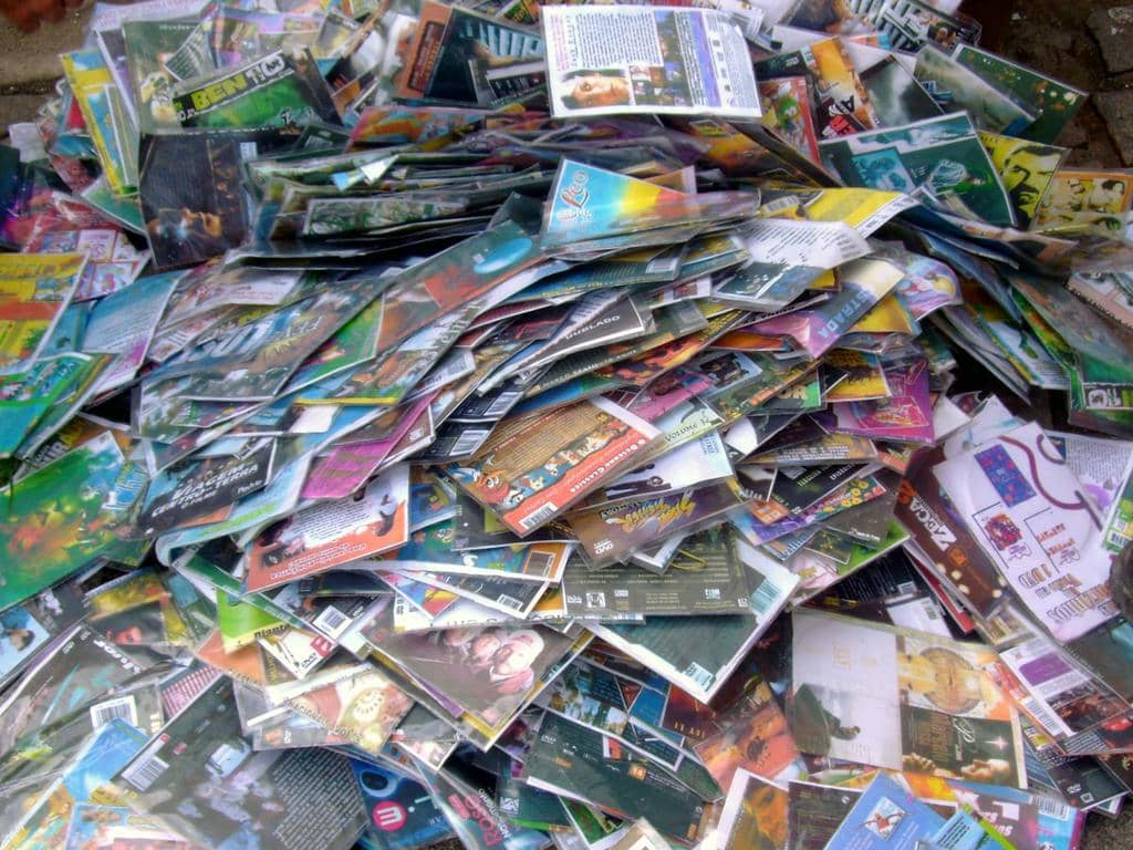 CDs e DVDs piratas apreendidos