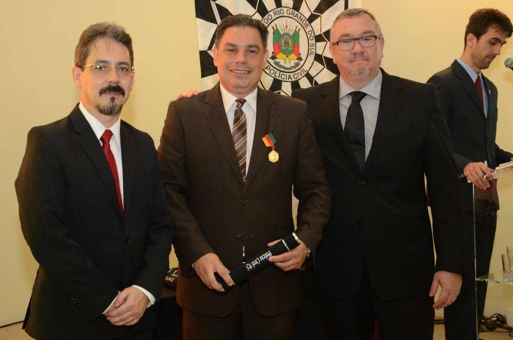 Momento em que o Chefe do MP recebeu a medalha Tiradentes