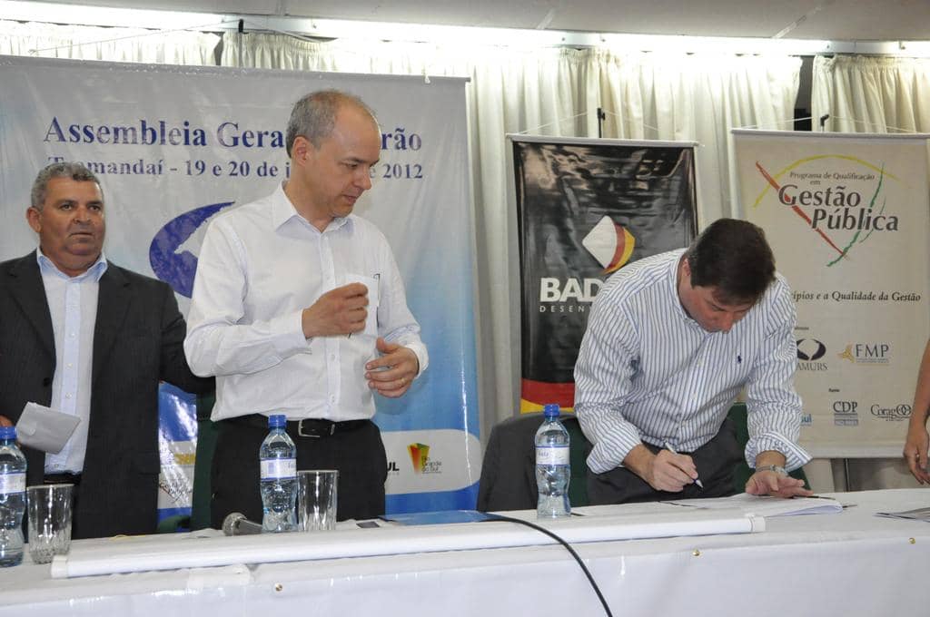 Procurador-Geral de Justiça em exercício assinando a parceria