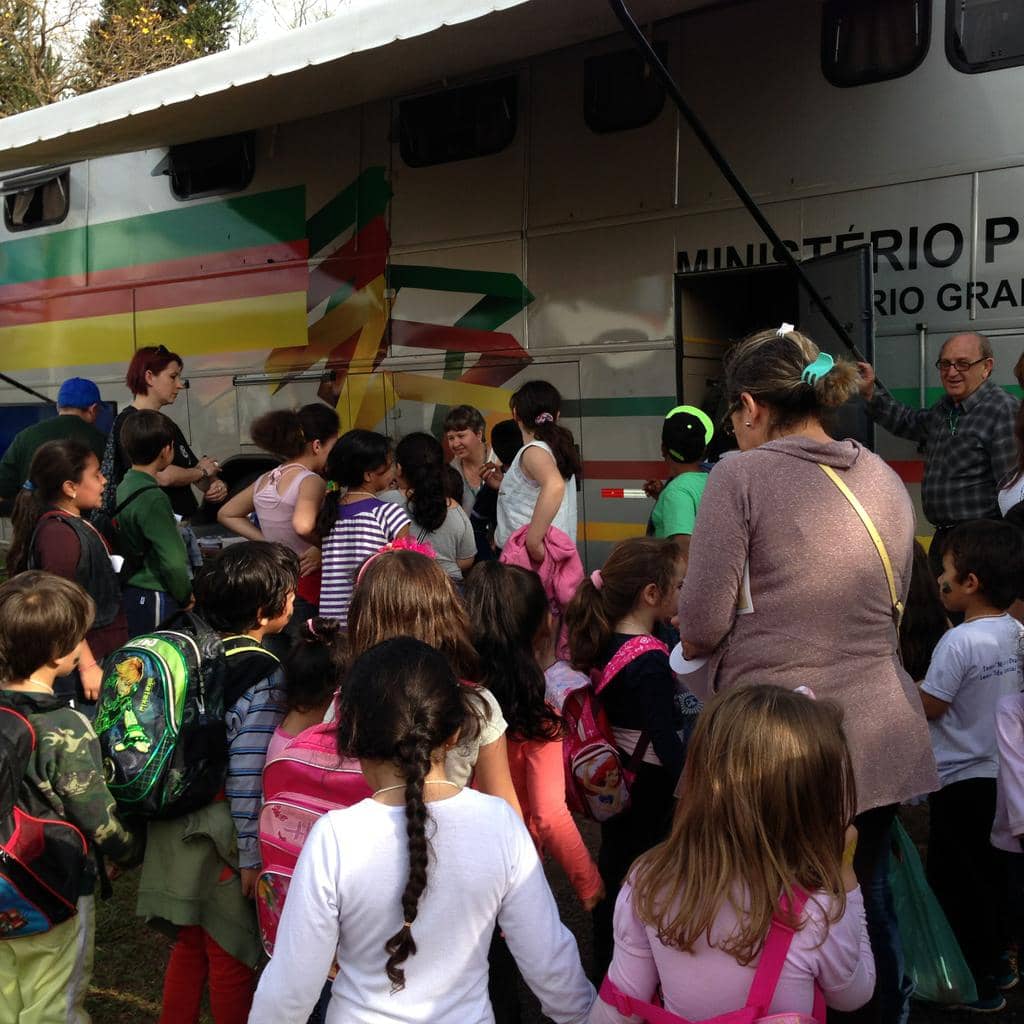 Crianças visitaram o ônibus do MP nesta quarta-feira