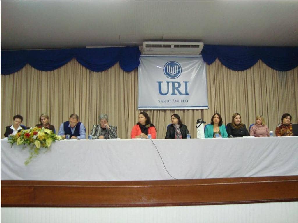 Autoridades e estudiosos discutiram formas de combater a infrequência escolar