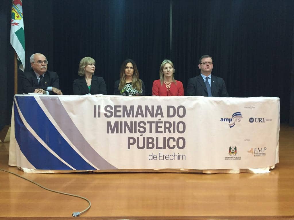 A mesa de honra do evento