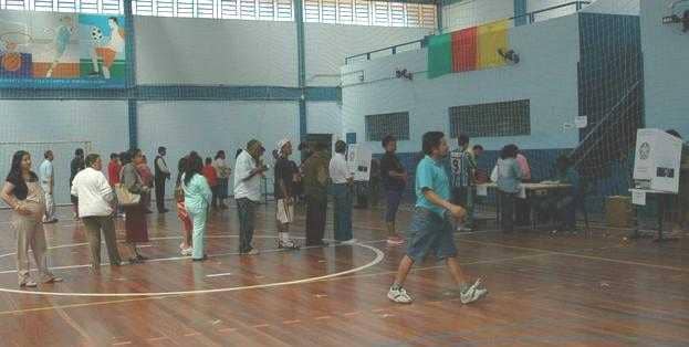 Fila para votação em ginásio de POA