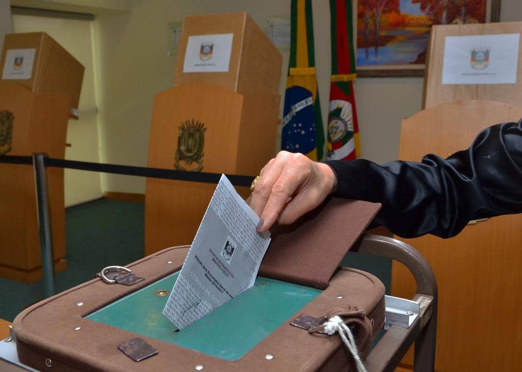 Eleição ocorre entre 8h e 17h
