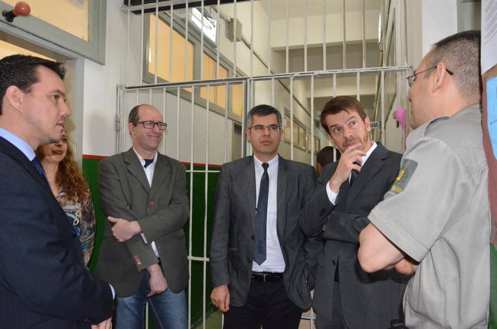 Seabra (E) esteve visitando os locais de votação no Presídio Central