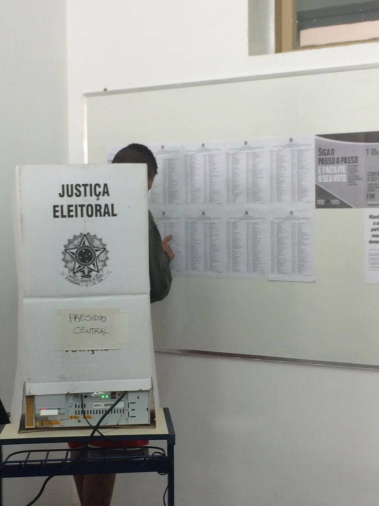 Apenado votando em seção do Presídio Central