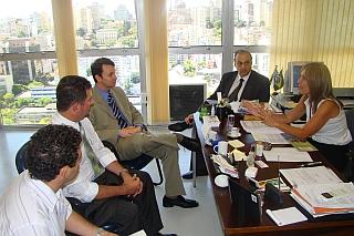 Promotor Flach, 3º da esquerda para a direita, na reunião com Oliveira e Mônica
