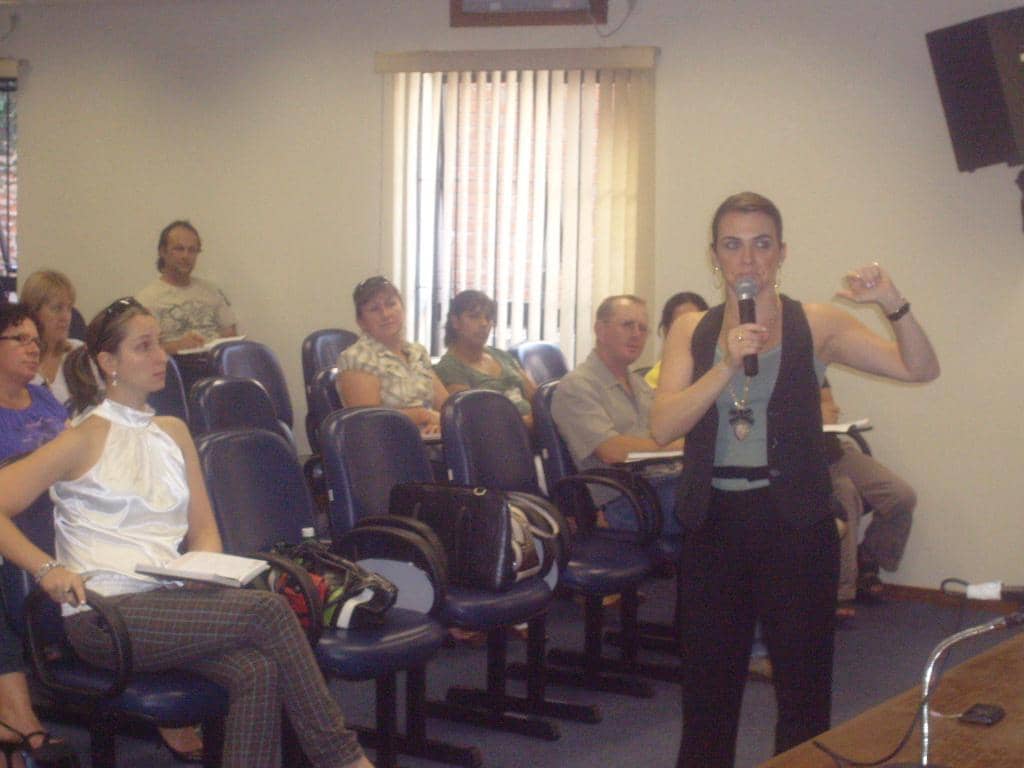 Promotora fala aos participantes do encontro