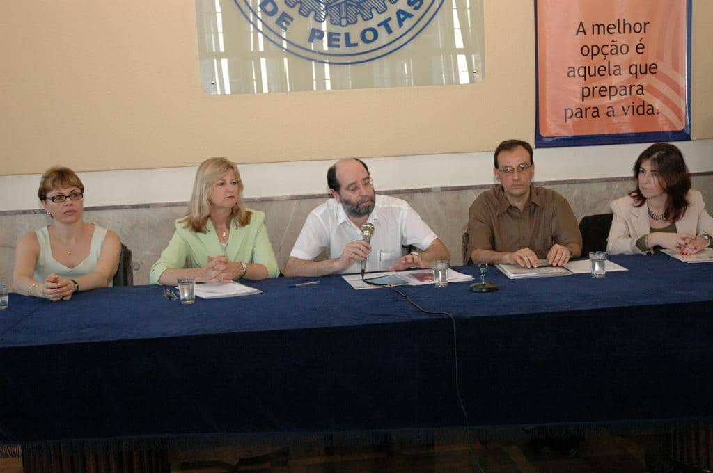 Mesa de abertura do evento