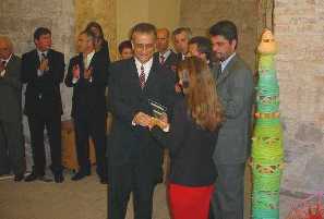 Diretor do Continental entrega um dos prêmios