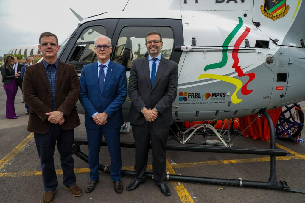 MPRS entrega ao governo do RS helicóptero adquirido com recursos do FRBL para salvamentos e resgates