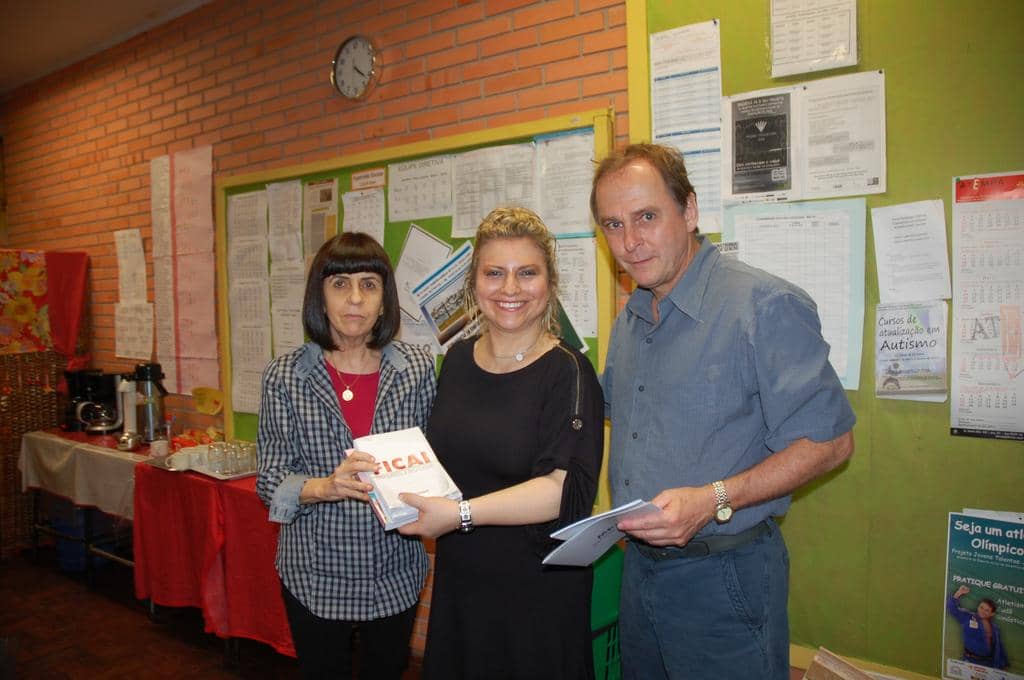 Maria Regina e Roberto Thomé entregam publicações para a Vice-Diretora, Tânia Natel