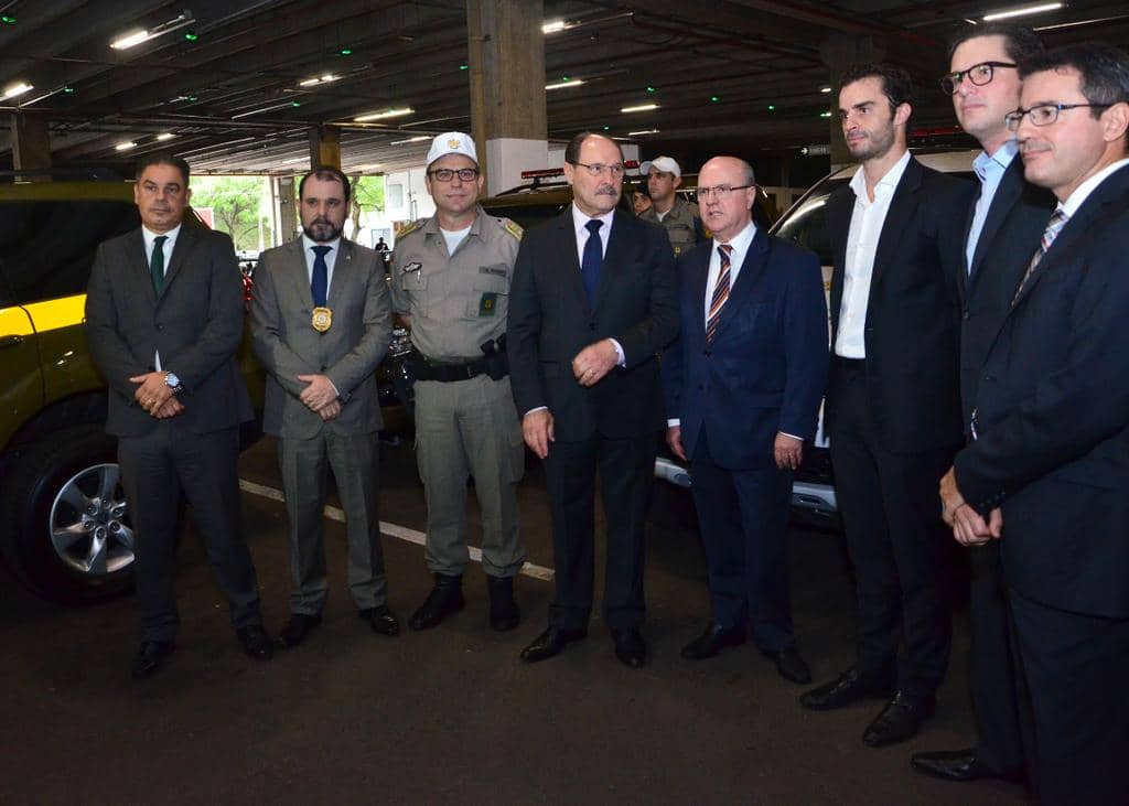 Autoridades presentes no ato de entrega