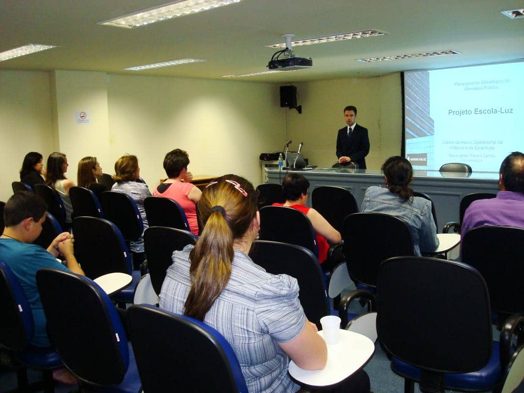 Promotor Eduardo Lumertz conduziu reunião para debater próximos passos do projeto Escola-Luz