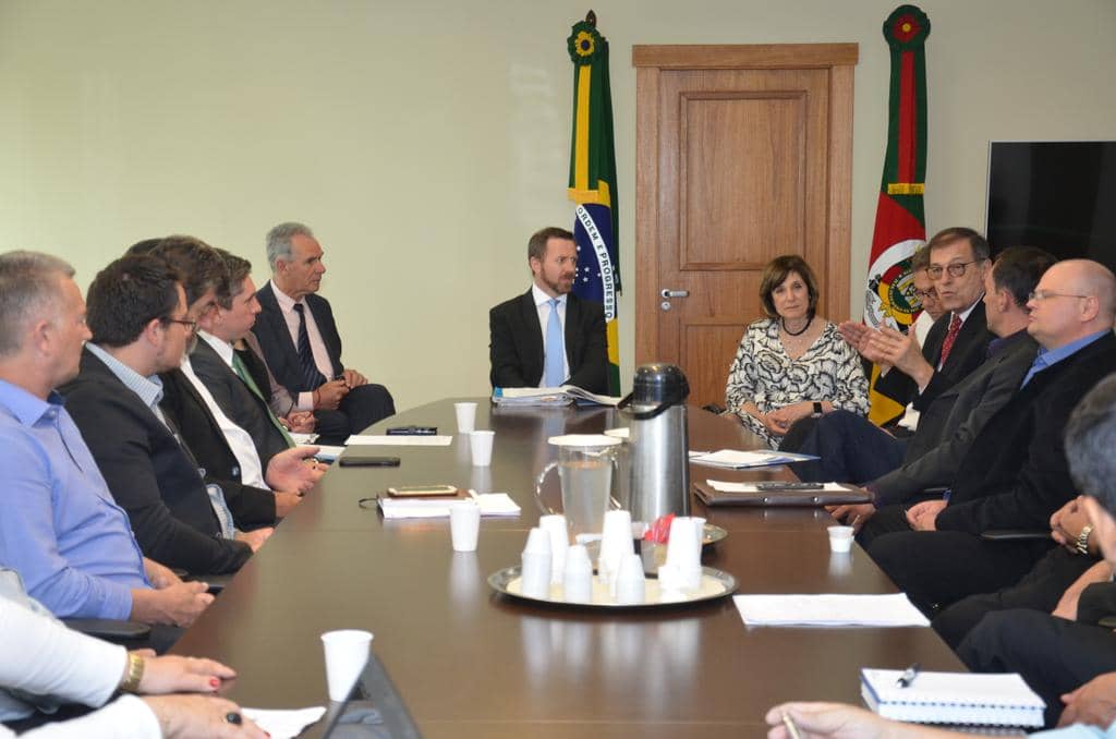 Daniel Martini (ao fundo) presidiu a reunião...