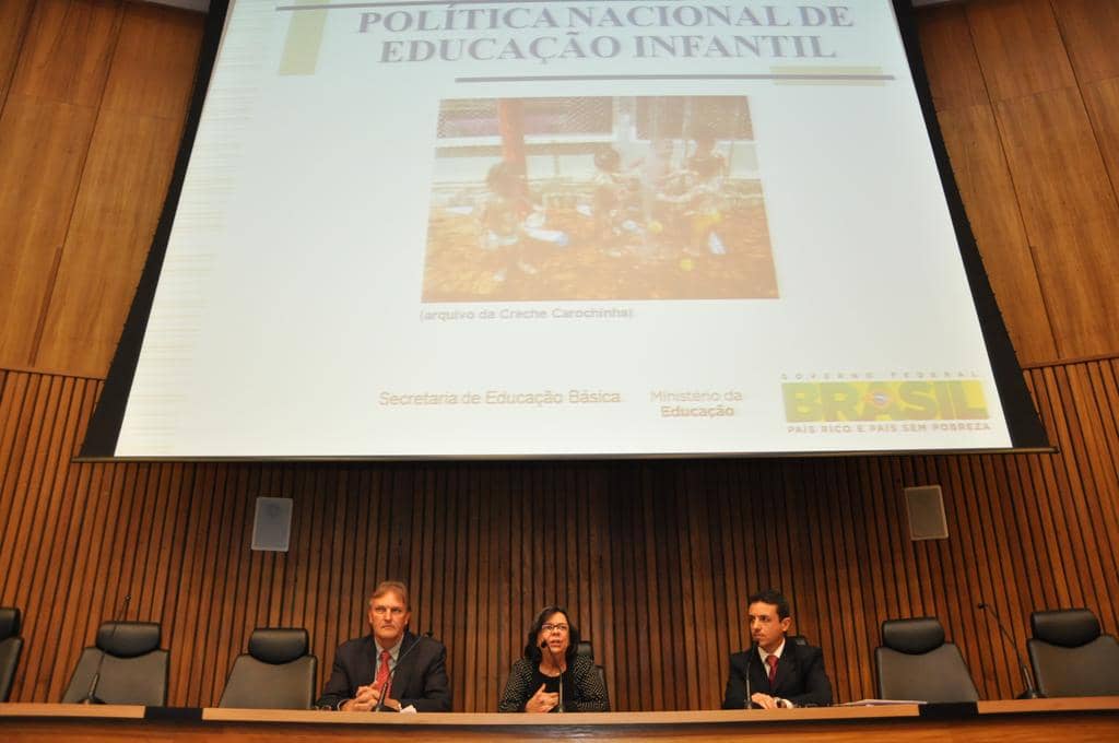 Rita de Cássia Freitas Coelho (centro) proferiu a palestra principal do evento