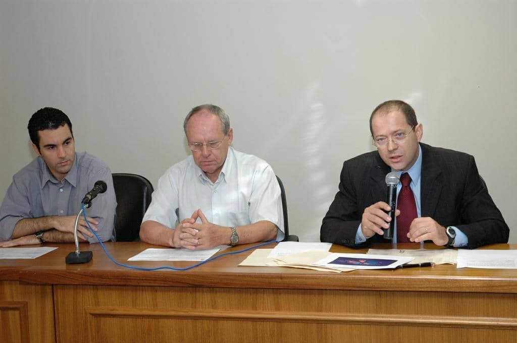 Marcelo Dossena dos Santos, o prefeito Valdir Heck  e Mauro Souza na mesa de abertura