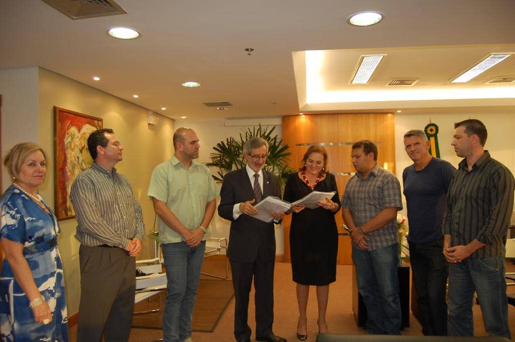 Delmar e Simone examinam minuta final do Plano de Cargos e Salários