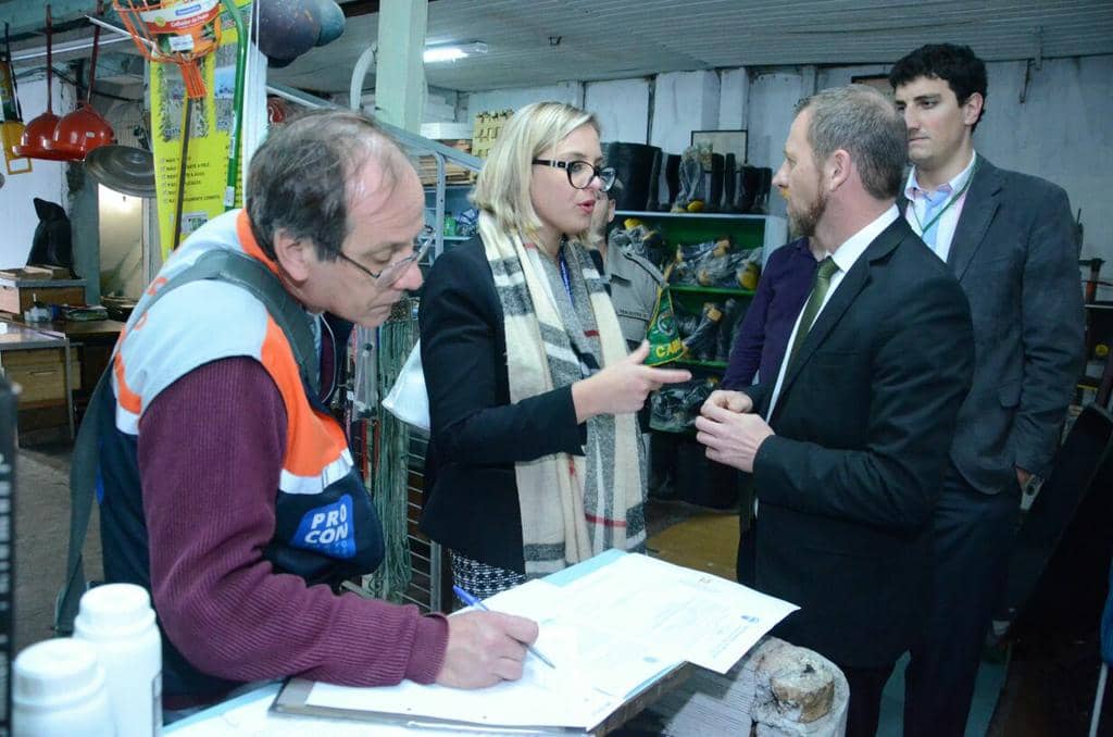 Daniel Martini (D) e a Diretora do Procon POA Sophia Martini Vial