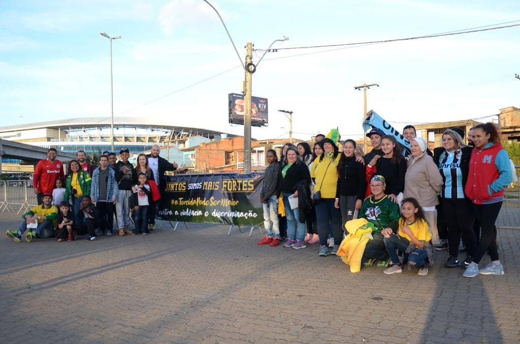 Faixa da campanha foi fixada no caminho do gol