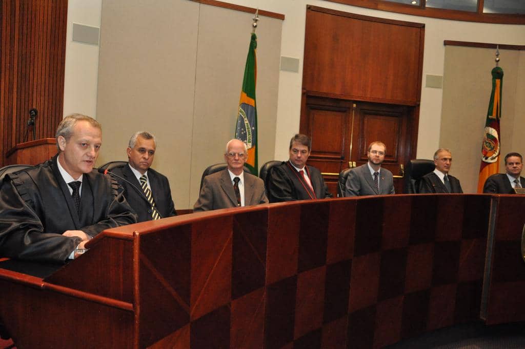 Finger durante sua fala, ...