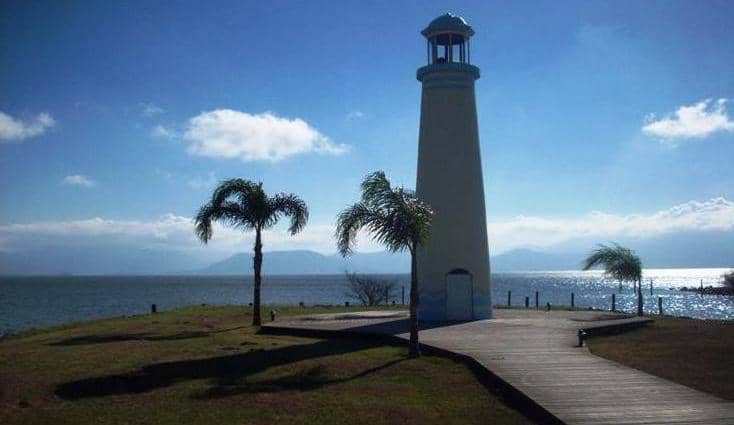 Farol foi erguido em área de preservação permanente