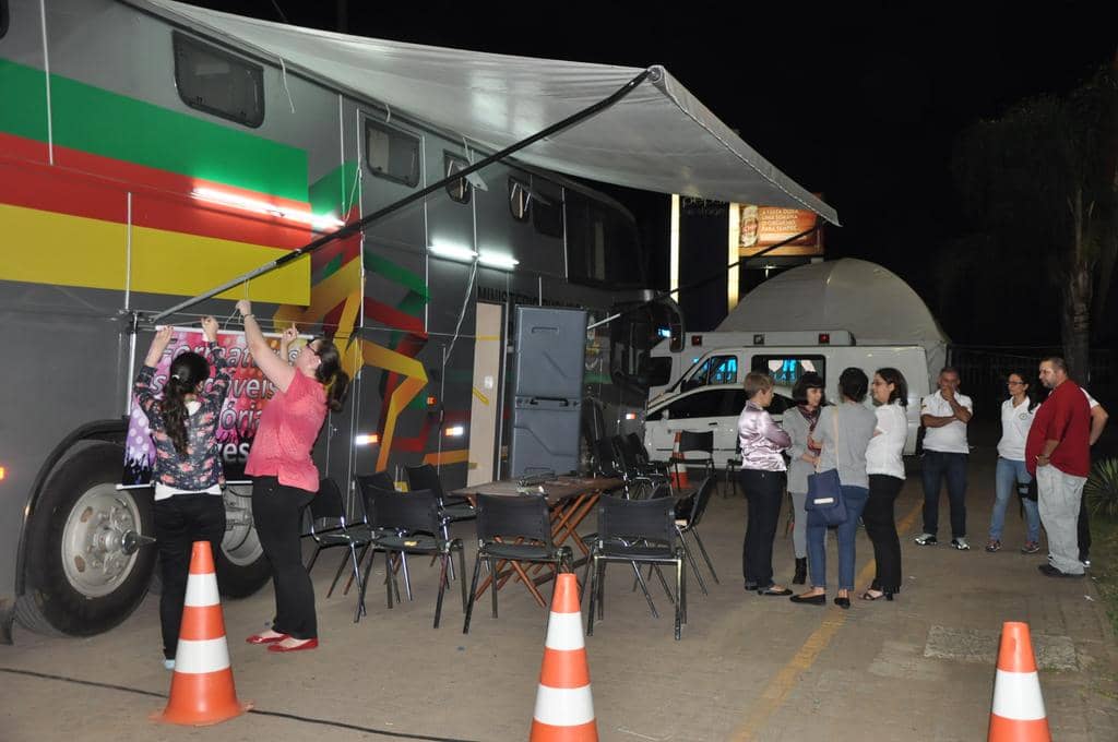 Ônibus do MP ficou estacionado em frente à casa noturna