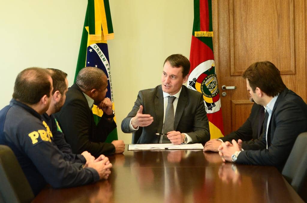 Ato de assinatura foi realizado na sala de reuniões do PGJ