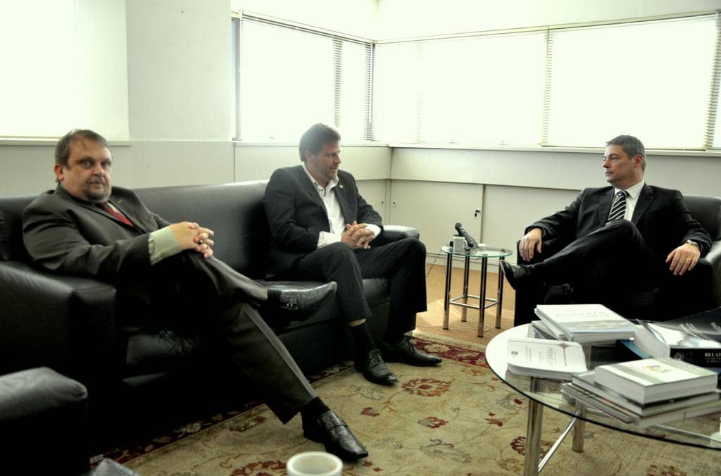 Veiga com Marco Weber (E) e Marcos Kersting (C)