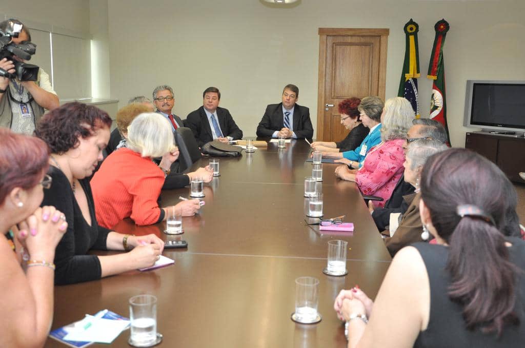 Integrantes do Grupo da Mama do Hospital Conceição acompanharam a entrega da representação