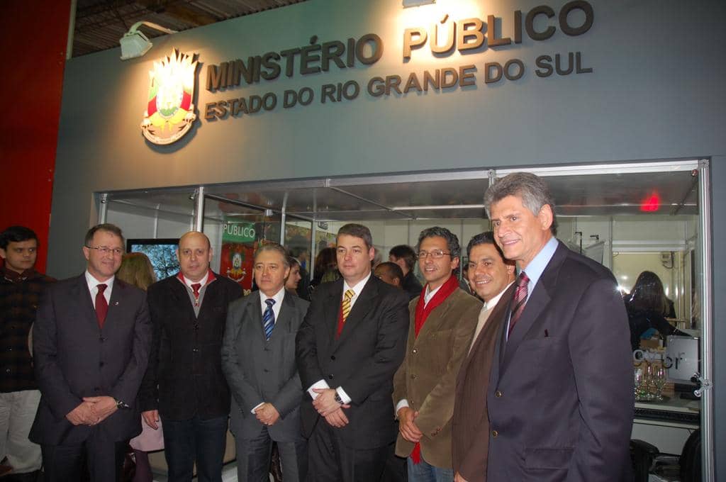 Autoridades presentes na inauguração do estande