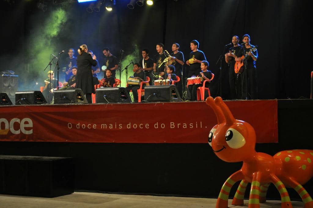 Jovens que integram o grupo em uma das apresentações 