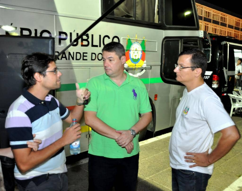 Procurador-Geral de Justiça (C) com Promotores Léo Mário Heidrich Leal (E) e João Fraga