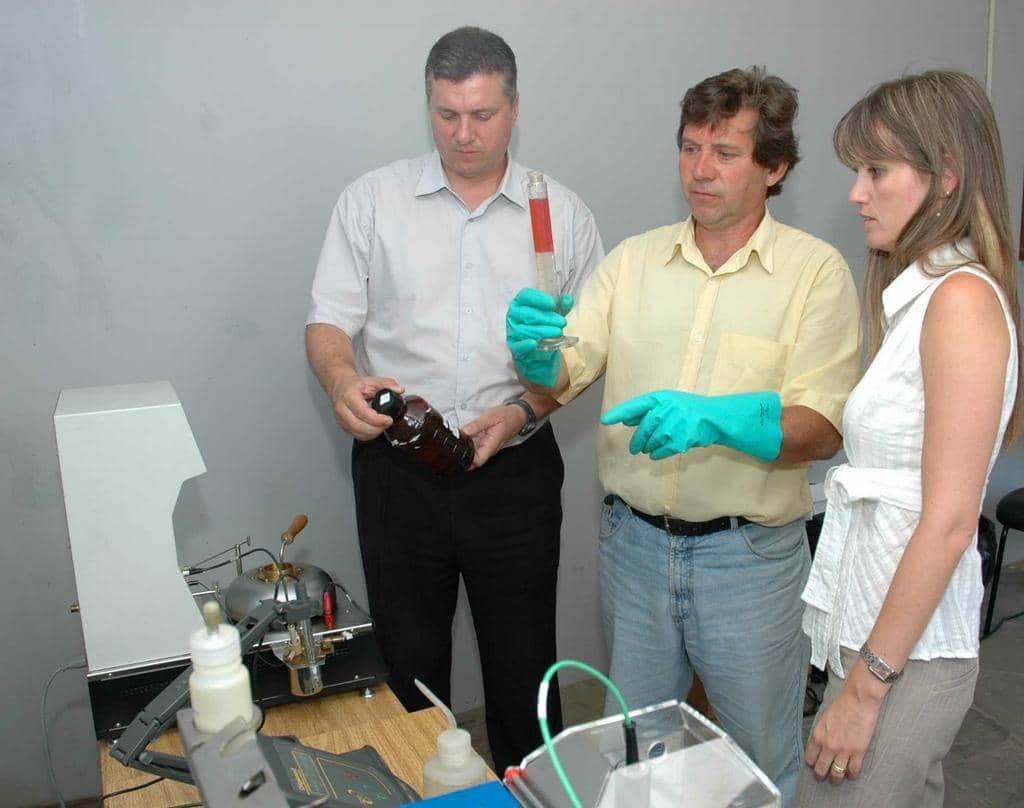 Alexandre Lipp João, Renato Zucchetti e Paula Athanásio durante análise das amostras