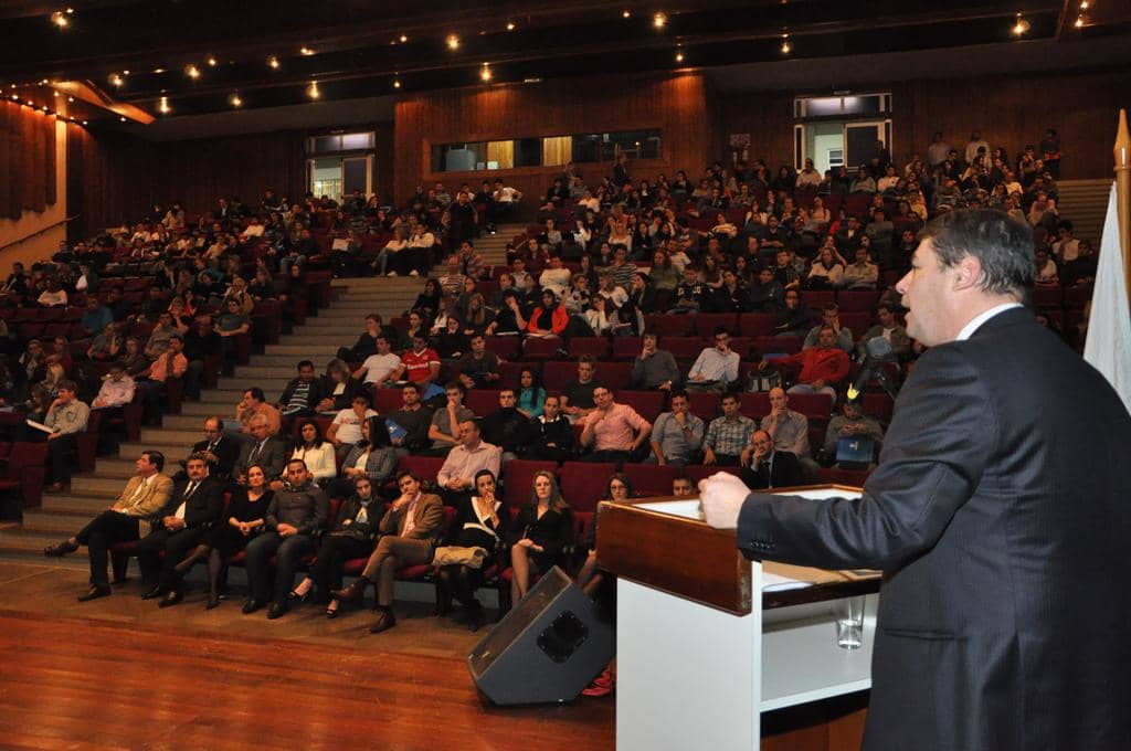 Eduardo de Lima Veiga durante palestra...