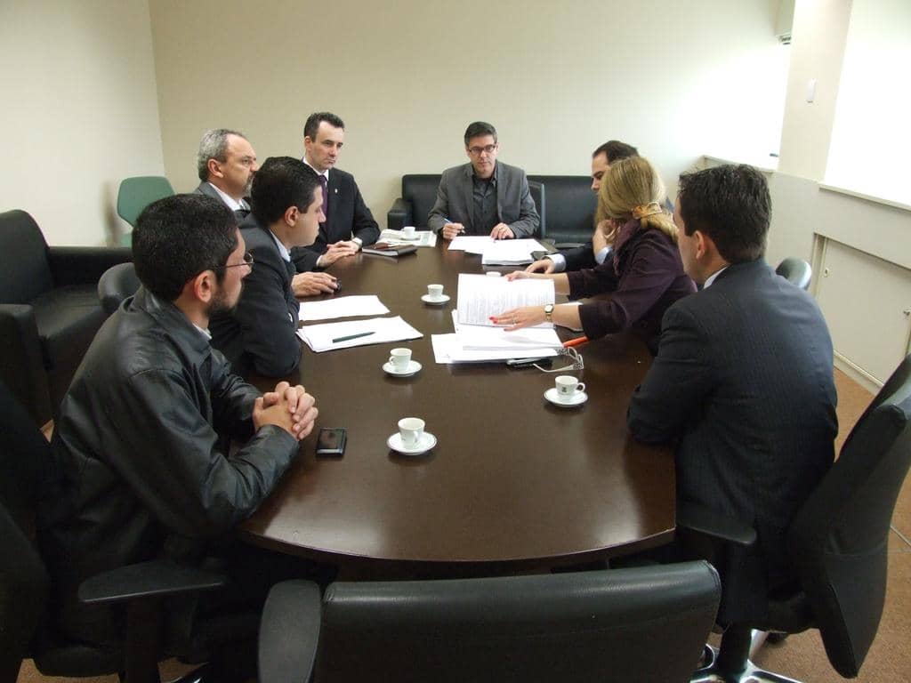 Faccioli (C) com representantes das demais instituições nesta terça-feira